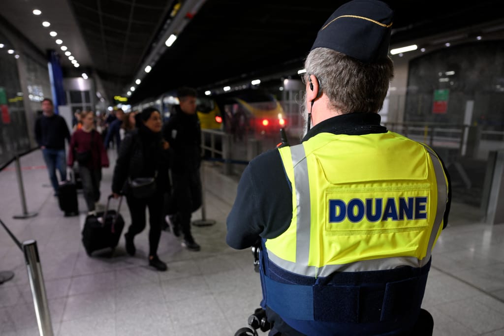 UK Eurostar passengers risk £5K fines over banned snacks