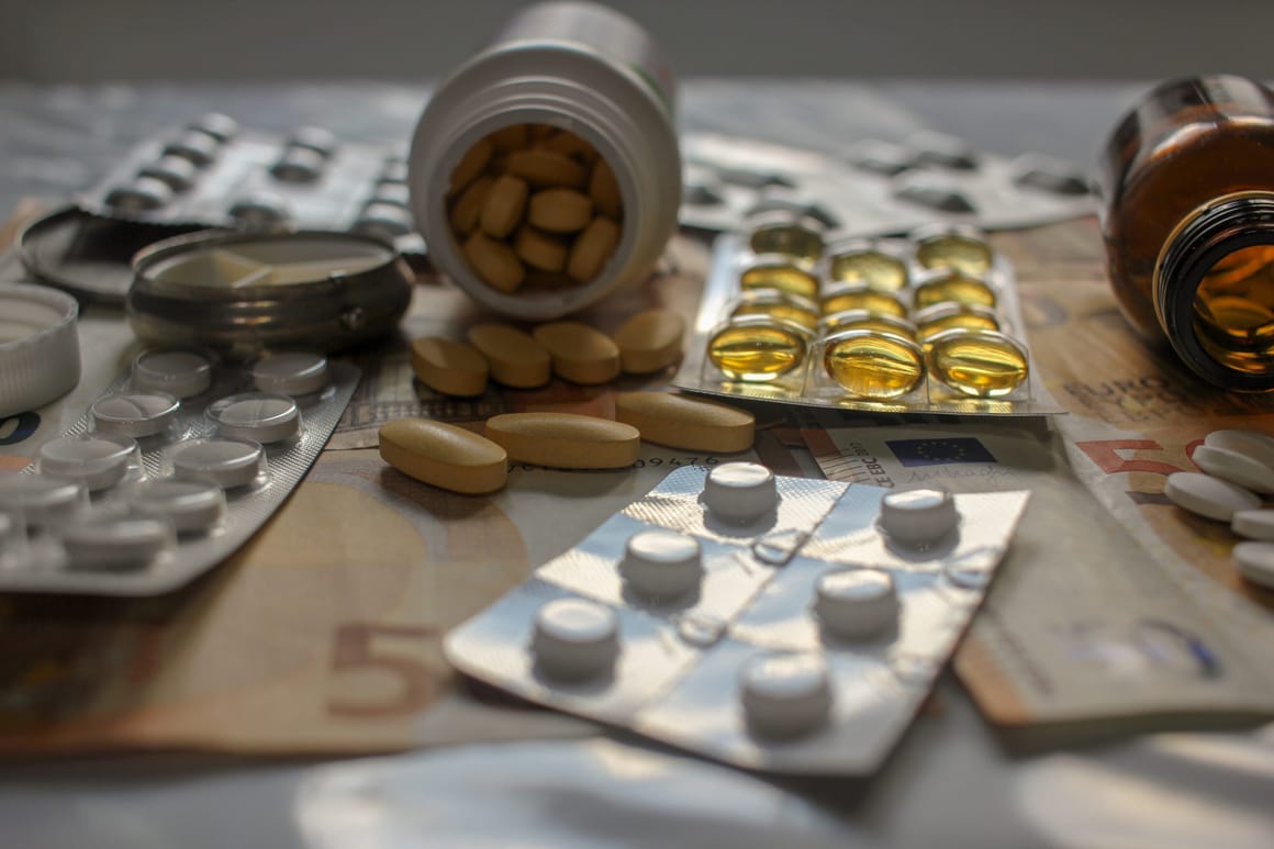 several pills and bank notes